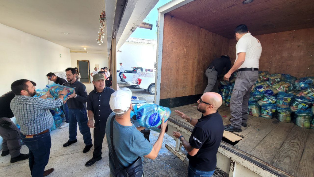 personal descarga despensas del camión